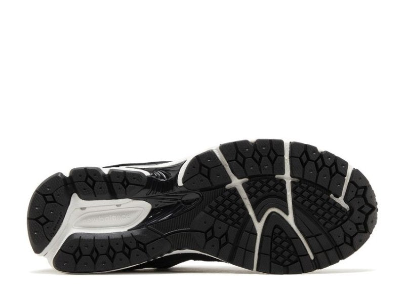 2002R Black Gunmetal - French Destock